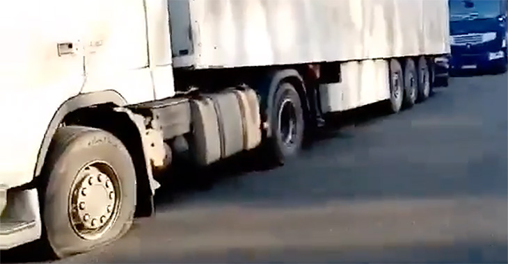 (VIDEO) Şoferi de camioane din Moldova ar fi fost surprinşi în vâltoarea evenimentelor în Ucraina