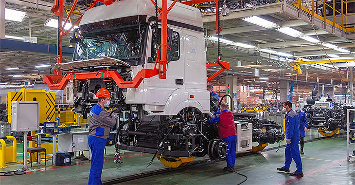 Daimler încetează colaborarea cu Kamaz şi nu va mai trimite nici un component pentru producţia acestora