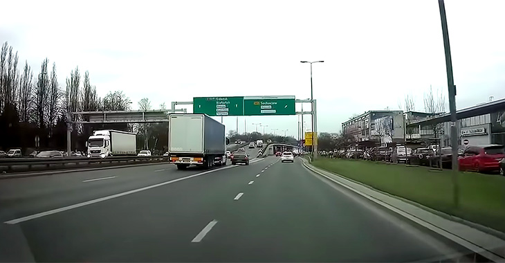 (VIDEO) Ideea de a te strecura în faţa camion, chiar şi la o bifurcare de autostrăzi, e întotdeauna neinspirată