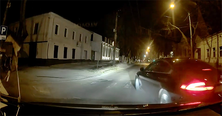 (VIDEO) Accident evitat doar datorită reacţiei exemplare a unui şofer din Chişinău, urmată şi de ferirea celuilalt şofer