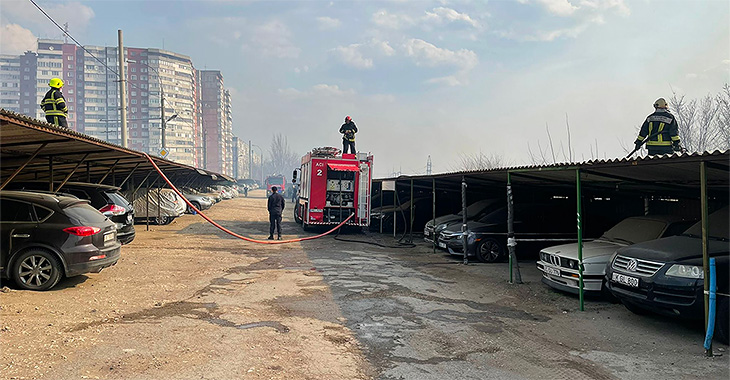 Pompierii din Chişinău au luptat cu un incendiu de vegetaţie izbucnit în apropierea unei parcări auto