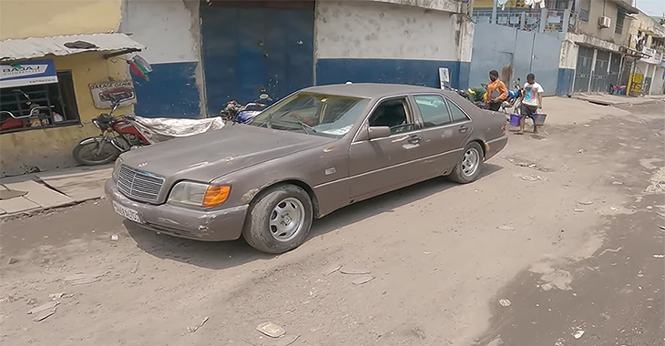 (VIDEO) Cum poate ajunge să arate un Mercedes W140 în Africa, după milioane de kilometri parcurşi