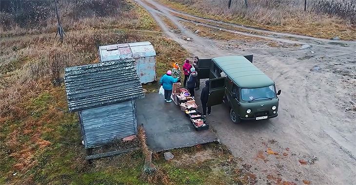 (VIDEO) Cum se trăieşte în regiunile îndepărtate ale Rusiei, unde dubiţele precum UAZ Buhanka sunt singurele magazine pe roţi