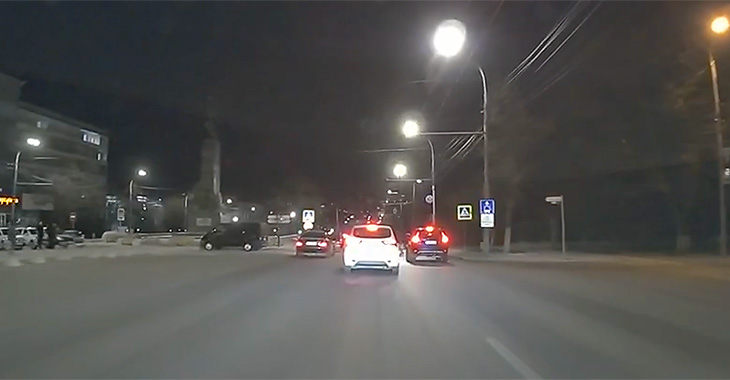 (VIDEO) O depăşire pe banda de transport public de pe o stradă din Chişinău, la un pas de a sfârşi cu un accident grav