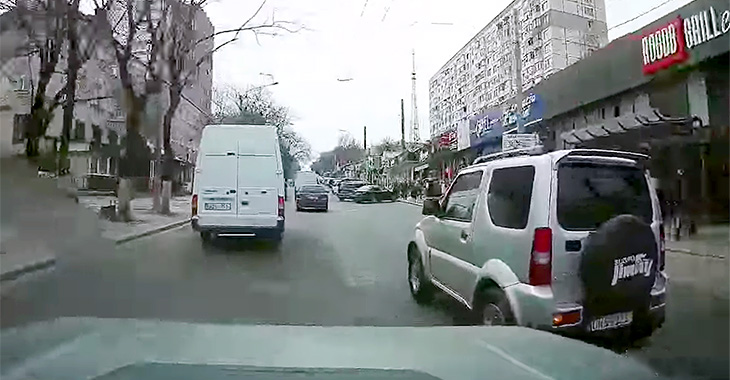 (VIDEO) Lecţii date în traficul din Chişinău, cu preţul provocării unei tamponări şi a explicaţiilor la poliţie