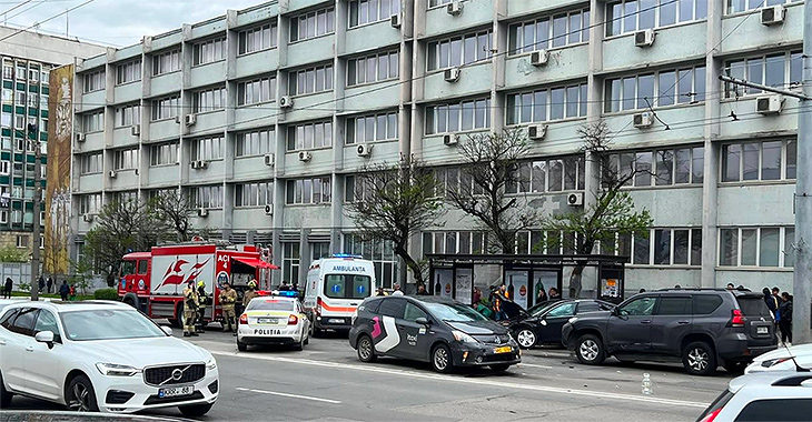 Accident grav cu 3 automobile, toate Toyota, pe bulevardul Decebal din Chişinău