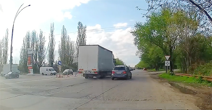 (VIDEO) O depăşire neinspirată pe dreapta la un sens giratoriu precar amenajat din Chişinău, la un pas de accident