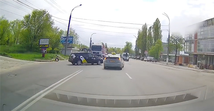 (VIDEO) Manevră de neînţeles a unui taximetrist în Chişinău, la limita unui accident deosebit de grav