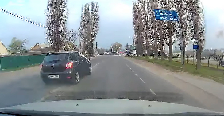 (VIDEO) Grav accident produs în oraşul Bălţi, între o Dacia şi o Skoda, în urma unei traversări la roşu