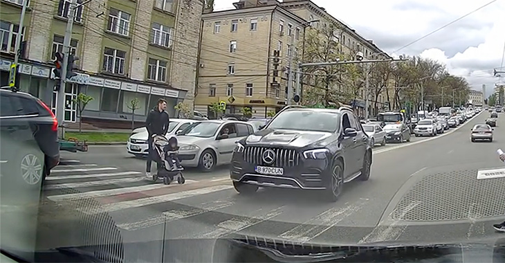 (VIDEO) Pe contrasens, pe trecerea de pietoni, chiar sub camerele din trafic, la un pas de a accidenta un părinte cu cărucior
