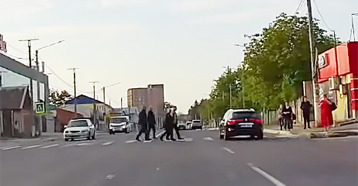 (VIDEO) Prin oraş, ca pe imaş: un Renault, surprins încălcând toate regulile posibile în localitatea Vatra, Moldova