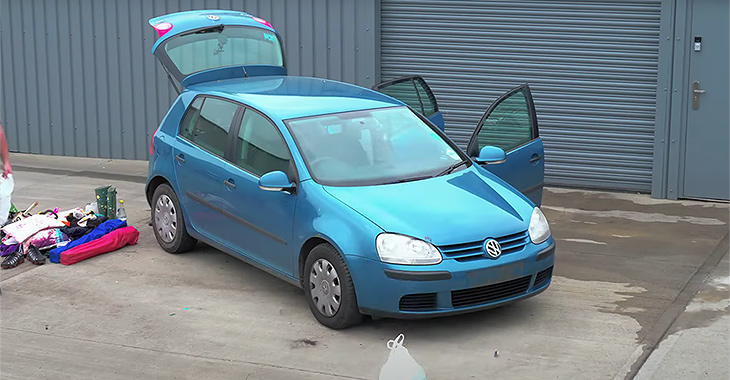 (VIDEO) Cât de dificilă poate fi curăţarea unui VW Golf de 15 ani, pe care proprietara sa nu obişnuieşte să-l spele