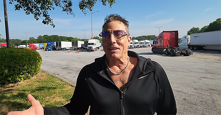 (VIDEO) Un şofer de camion din SUA, cu 45 ani stagiu de muncă, se plânge pe mâncarea din parcările de camioane şi condiţiile acestora