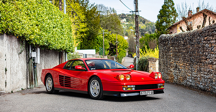 Maşina genială a Italiei de cândva, la care visau pasionaţii din toată lumea, un Ferrari Testarossa roşu, cu parcurs infim, scos la vânzare în Germania