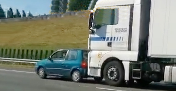 (VIDEO) Camion surprins împingând un VW Polo pe autostradă în Olanda, prin tamponări repetate