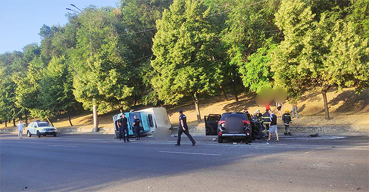 Accident cu necesitate de descarcerare astă dimineaţă în Chişinău, între un Mitsubishi Outlander şi o camionetă