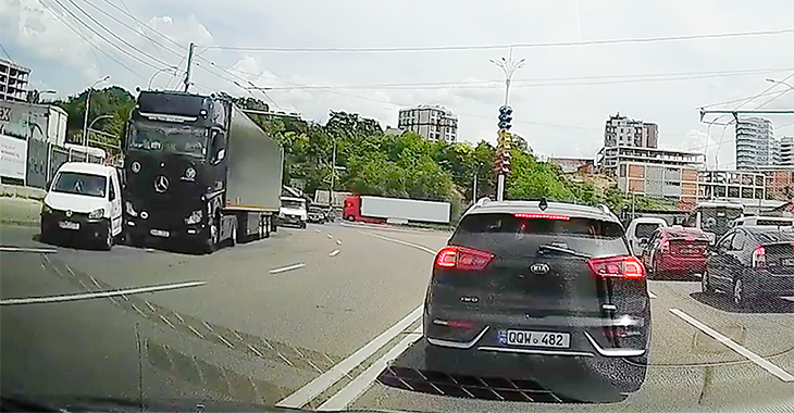 (VIDEO) Zona oarbă a unui camion, la ieşirea dintr-un sens giratoriu din Chişinău, a determinat un accident discutabil