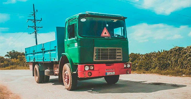 (FOTO) Acestea sunt camioane Roman, produse la Braşov, care mai muncesc pe drumurile din Cuba în prezent, surprinse de un fotograf cubanez