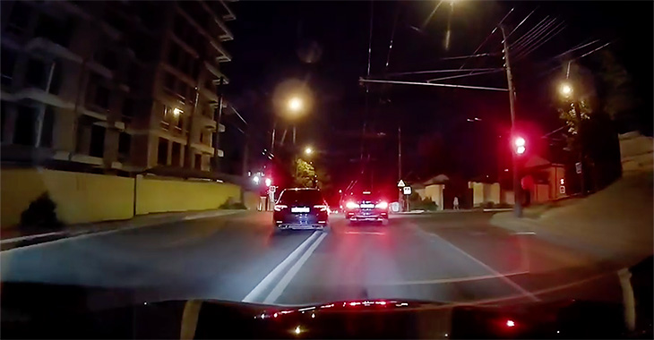 (VIDEO) Întreceri între un BMW şi o Skoda, cu traversări la roşu, surprinse aseară în Chişinău