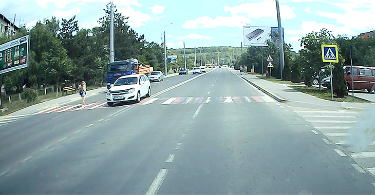 (VIDEO) Doi copii, la o secundă de a fi accidentaţi grav pe o trecere din Hânceşti, de o maşină cu viteză