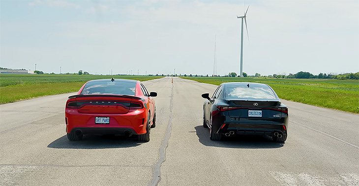 (VIDEO) Duel între Lexus IS şi Dodge Charger, două din ultimele modele cu V8-uri fără turbină