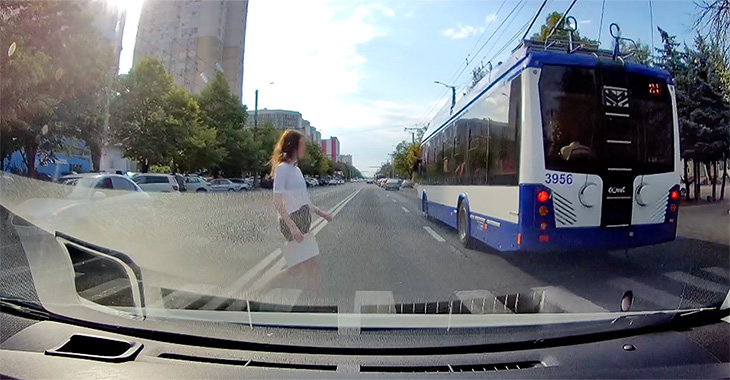 (VIDEO) Deşi transportă zeci de oameni, un şofer de troleibuz din Chişinău neglijează în viteză trecerea de pietoni