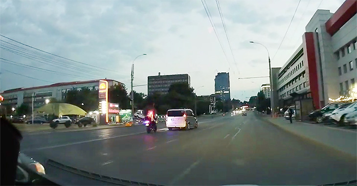 (VIDEO) Poliţiştii pe motociclete, care livrează pedepse imediate în traficul din Chişinău sunt tot mai răspândiţi