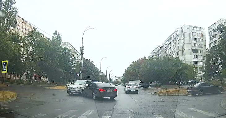 (VIDEO) Accident între un BMW cu volan pe dreapta şi un Mercedes cu sistem ABS aparent nefuncţional, surprins în Chişinău