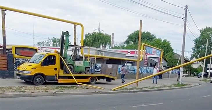 Un şofer de camion cu platformă, pe care transporta un mic excavator, n-a ţinut cont de înălţime şi a rupt o ţeavă de gaz la Bălţi