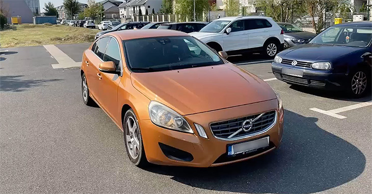 (VIDEO) Un Volvo S60 din România, lăsat deschis în Chişinău, a fost furat şi accidentat într-un pilon