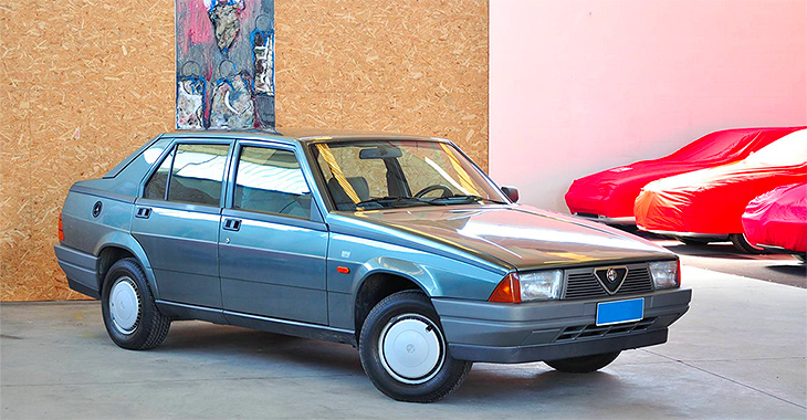 O Alfa Romeo 75, ultimul model cu inginerie veritabilă Alfa, scoasă la vânzare în Italia cu parcurs infim