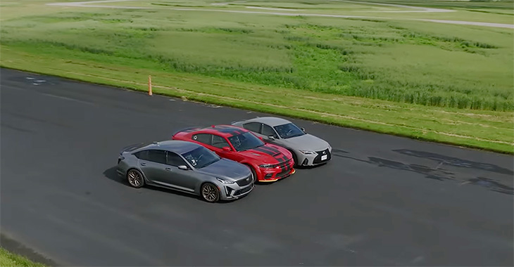 (VIDEO) Întrecere între maşini cu 4 uşi şi 8 cilindri, de la Lexus, Dodge şi Cadillac