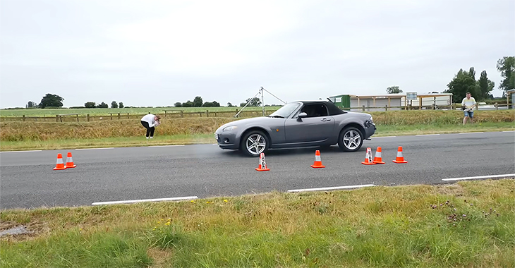 (VIDEO) Experiment pentru a afla dacă un şofer poate înlocui sistemul ABS la frânare, fiind la fel de eficient