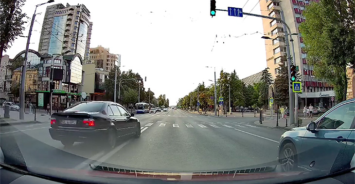 (VIDEO) Întreceri între două BMW-uri, unul pe contrasens, altul pe banda de transport public, surprinse în centrul Chişinăului