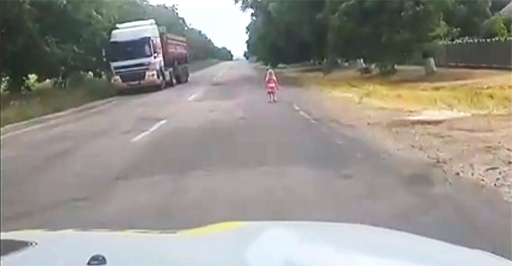 Un echipaj de poliţie din Moldova a salvat un copil de 3 ani, care mergea singur pe un traseu naţional, la 2 km de casă