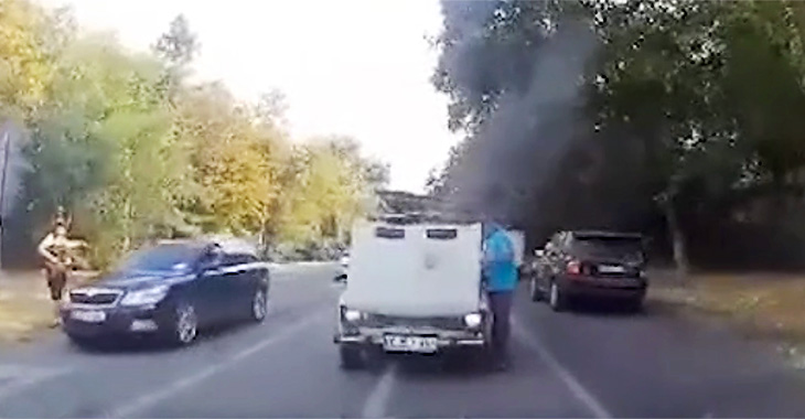 (VIDEO) O Lada, care a luat foc în Chişinău, stinsă datorită intervenţiei exemplare a unui poliţist în afara orelor de muncă