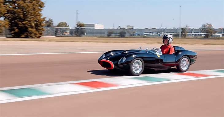 (VIDEO) Aceasta e o maşinuţă electrică pentru copii, cu emblemă Ferrari pe ea, ce poate atinge 80 km/h şi costă cât un S-Class nou