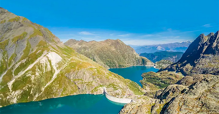 (VIDEO) Inginerii din Elveţia au pus în funcţiune o baterie uriaşă pe bază de rezervoare de apă, construită în munţii Alpi