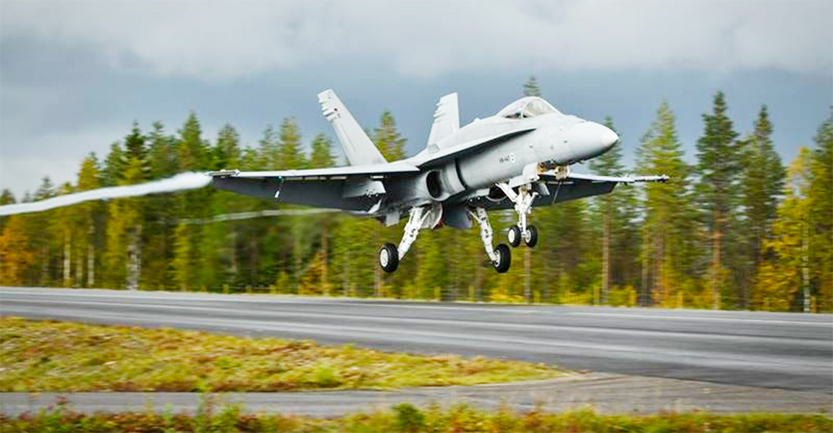 Strategia genial de eficientă a Finlandei şi Elveţiei de a folosi drumurile drept piste pentru avioanele militare