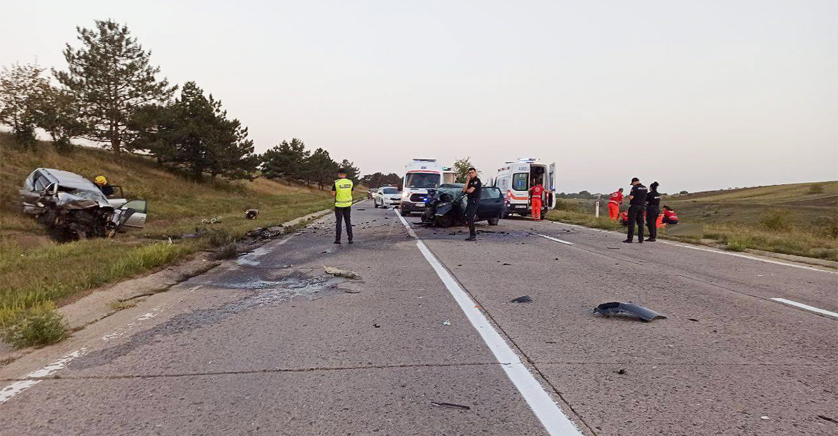 Un accident deosebit de grav, produs astă dimineaţă la Făleşti, a luat viaţa unui şofer nevinovat, iar un copil pasager a fost rănit