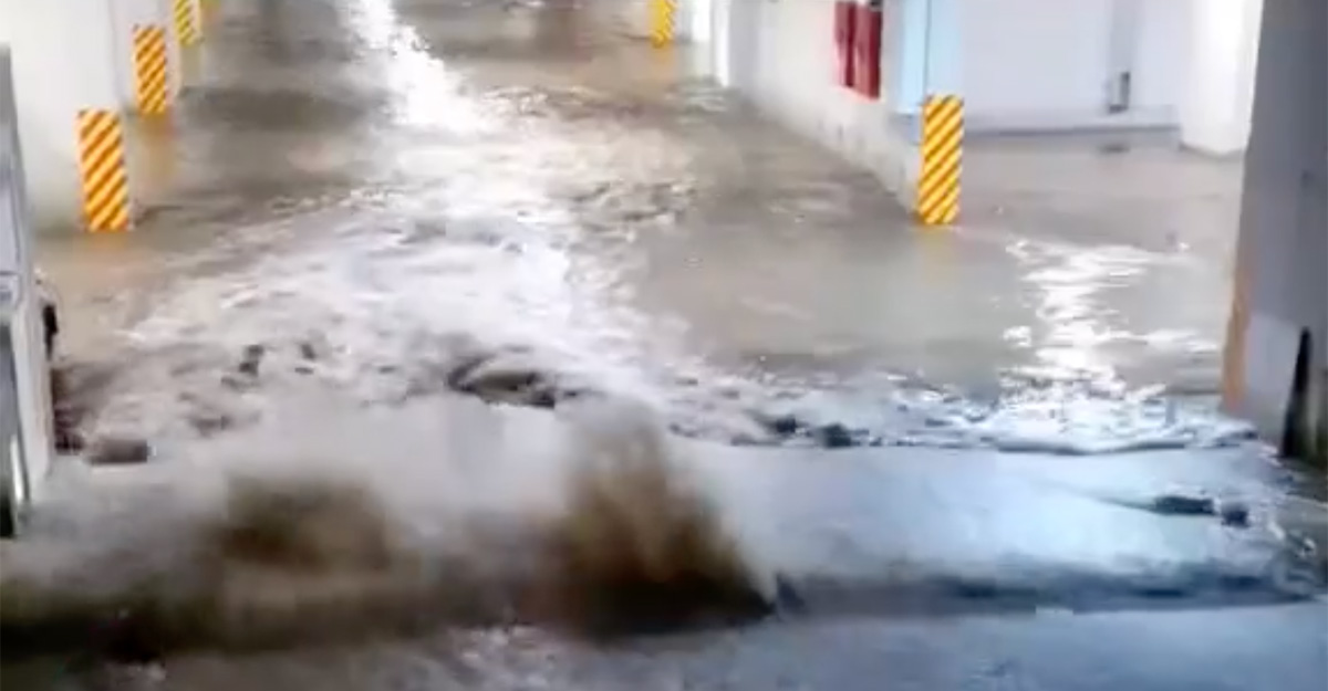 (VIDEO) Parcarea subterană a unui bloc locativ nou din Chişinău, inundată de şuvoaiele care se scurgeau direct în ea în urma furtunii