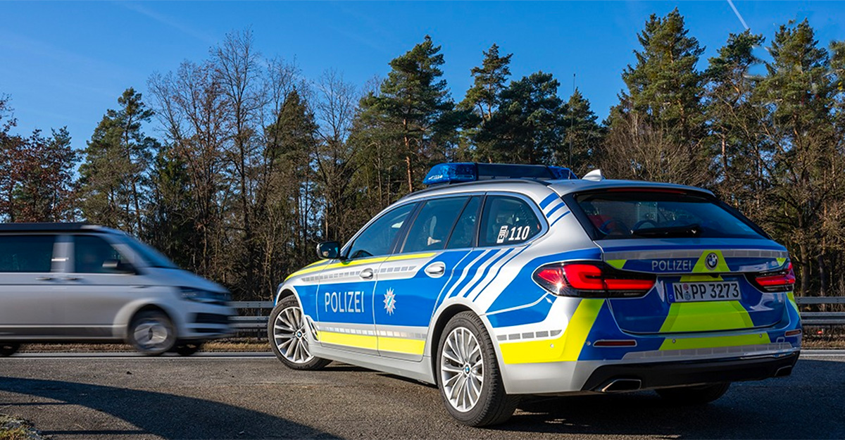 Un Porsche care ar fi frânat automat la 135 km/h pe o autostradă din Germania a provocat un accident, iar poliţia a amendat 14 alţi şoferi