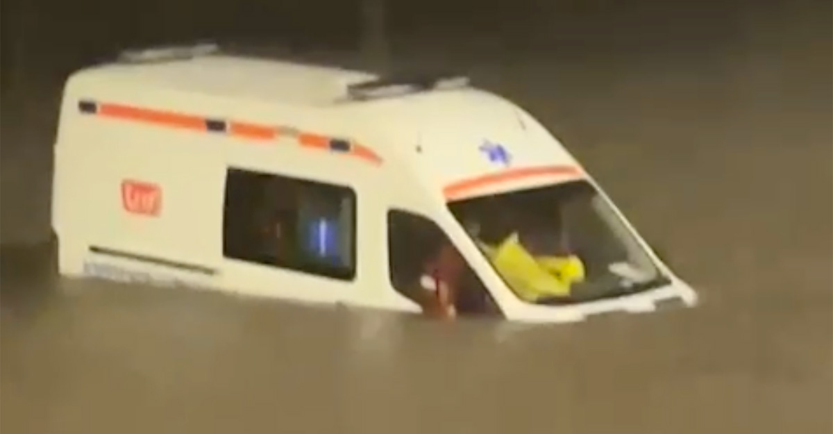 (VIDEO) O ambulanţă, blocată în apa adunată pe strada Albişoara din Chişinău, în urma furtunii de astă seară
