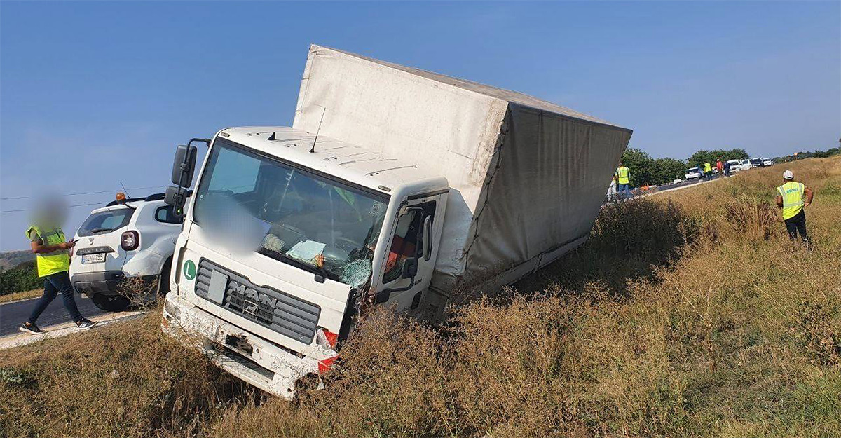 Ultima oră: un camion a intrat din plin în lucrătorii la reparaţia unui drum din Teleneşti, Moldova, şi maşina lor