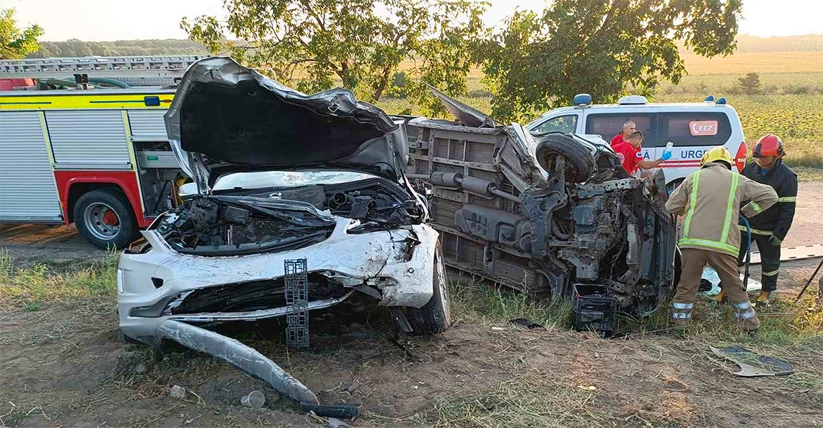 Şoferul unui Ford, care a provocat un accident grav la Puhoi, a fugit lăsând fără ajutor oamenii din cealaltă maşină