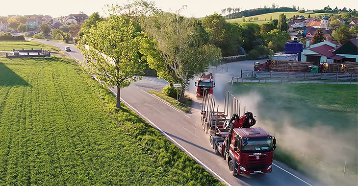 (VIDEO) Doi fraţi din Cehia deţin 14 camioane Tatra 6x6 moderne, care muncesc în fiecare zi