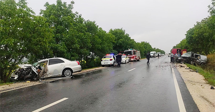 Grav accident frontal la Făleşti între un Ford Transit şi o Toyota Avensis, din cauza unei depăşiri neasigurate