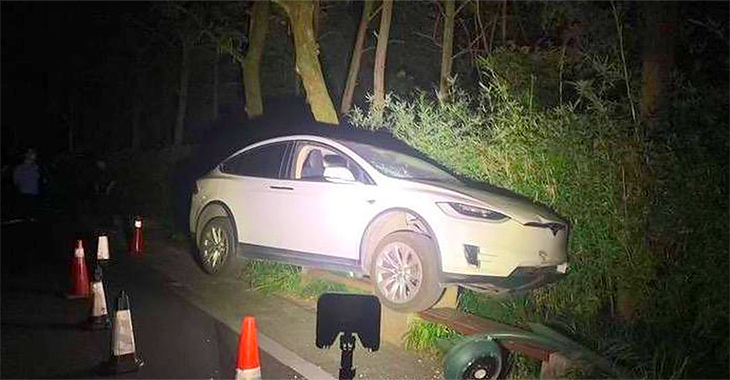 Un şofer de Tesla din China ar fi lăsat autopilotul să conducă în locul lui, pentru că era băut, dar maşina a făcut accident
