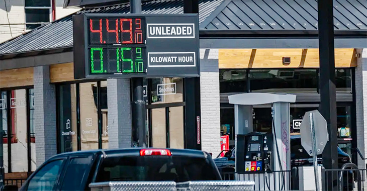 O staţie de alimentare nou construită din SUA afişează preţuri comparative la panou pentru benzină şi electricitate, într-o nouă normalitate