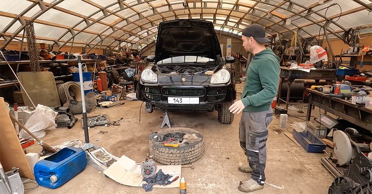 (VIDEO) Mecanicii de tractoare dintr-un sat din Rusia au cumpărat un Porsche Cayenne de 4 mii euro şi s-au apucat de reparat în el